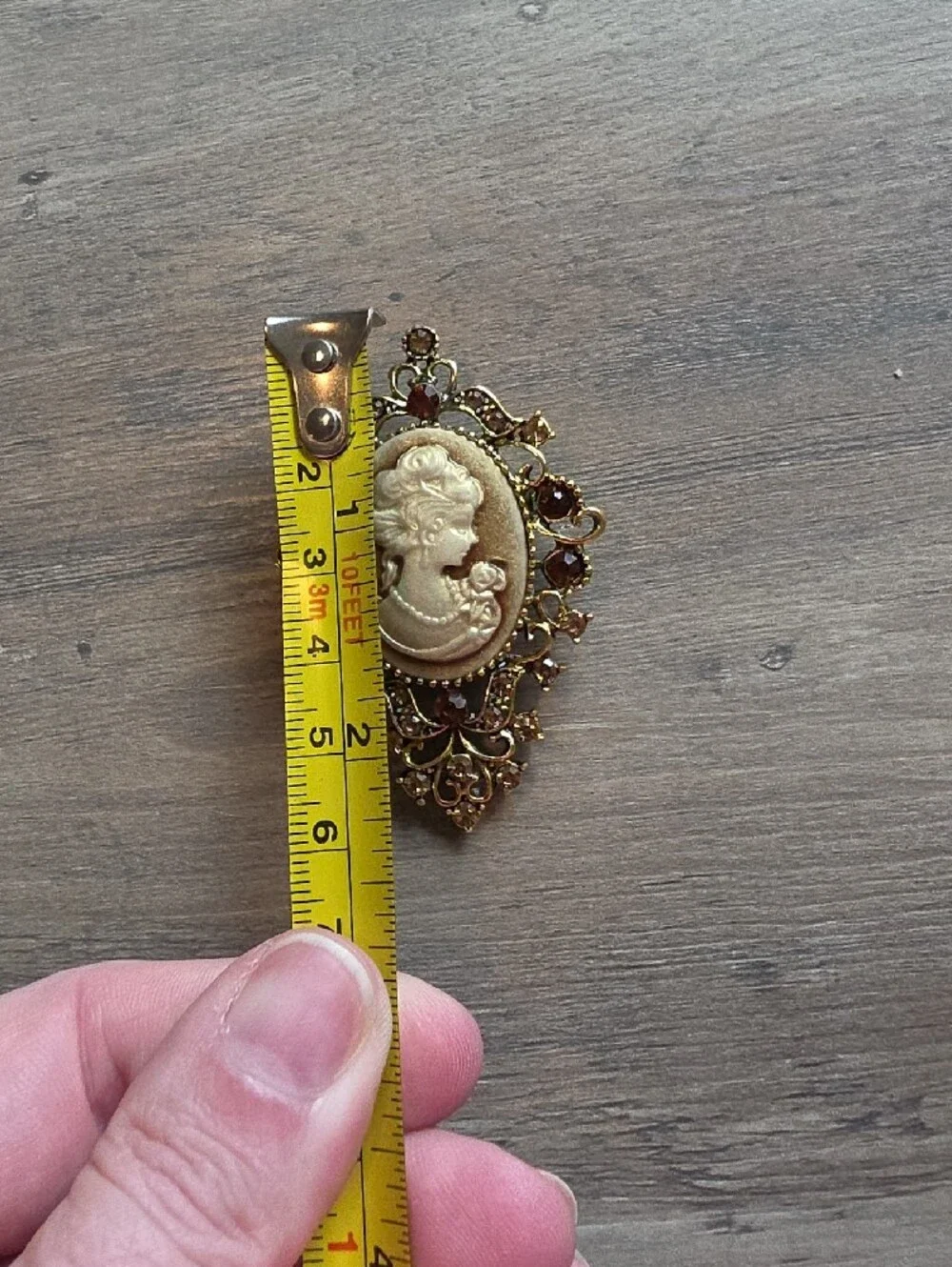 Vintage-Style Cameo Brooch – Gold Tone with Burgundy Accents